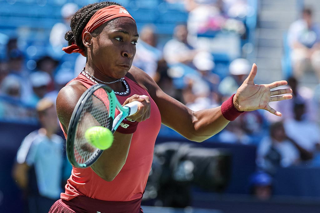 Petenis Amerika berusia 19 tahun itu bergegas ke bangku penonton untuk memeluk timnya setelah mengamankan gelar level 1000 pertamanya atas runner-up French Open Muchova hanya dalam waktu kurang dari dua jam.