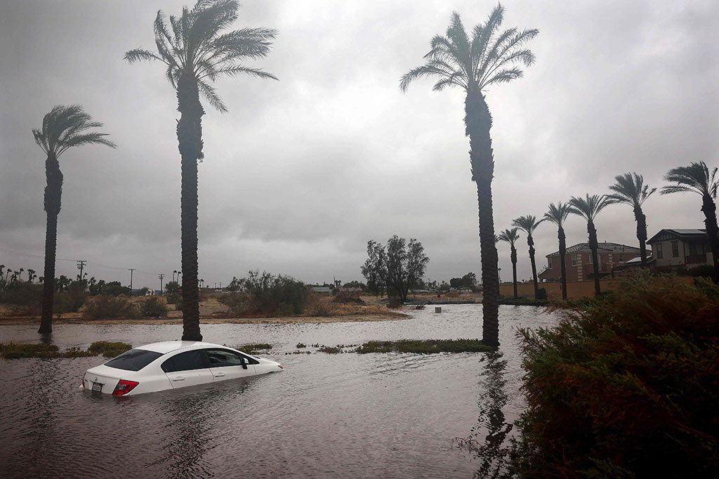 Pada Minggu sore, inti Hilary berada di California mengemas angin berkelanjutan maksimum 60 mil (95 kilometer) per jam, setelah meluncur ke Semenanjung Baja California Meksiko, Pusat Badai Nasional AS (NHC) mengatakan tentang peristiwa cuaca tropis yang jarang terjadi. California Selatan. Badai bergerak dengan kecepatan 23 mph (37 kph).