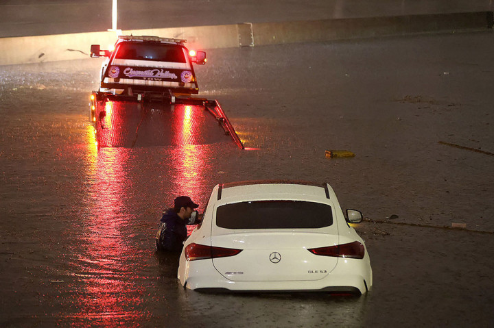 Video penyiaran afiliasi ABC lokal tentang banjir hebat di beberapa bagian Palm Springs, di luar Los Angeles, dan National Park Service mengumumkan bahwa Taman Nasional Death Valley ditutup karena kondisi banjir yang berbahaya.