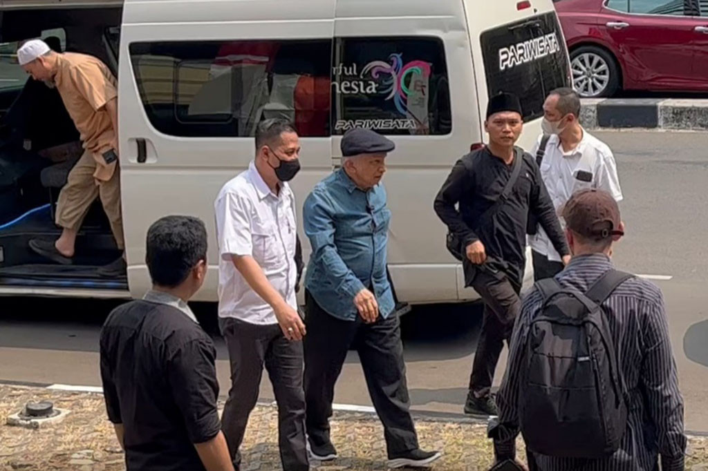 Puluhan orang bersama dengan mantan Menteri Koordinator Bidang Maritim dan Sumber Daya Indonesia Rizal Ramli dan Ketua Majelis Syuro Partai Ummat Amien Rais menggeruduk Komisi Pemberantasan Korupsi (KPK) hari ini, 21 Agustus 2023. Mereka mendesak Lembaga Antirasuah menyelesaikan masalah korupsi, kolusi, dan nepotisme (KKN) di Indonesia dituntaskan.