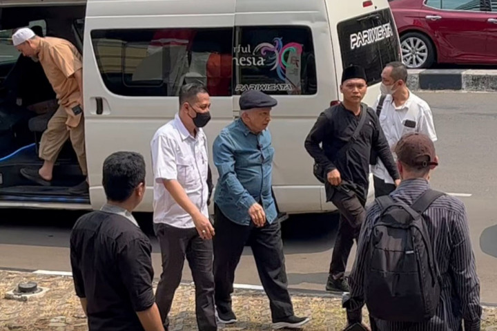 Puluhan orang bersama dengan mantan Menteri Koordinator Bidang Maritim dan Sumber Daya Indonesia Rizal Ramli dan Ketua Majelis Syuro Partai Ummat Amien Rais menggeruduk Komisi Pemberantasan Korupsi (KPK) hari ini, 21 Agustus 2023. Mereka mendesak Lembaga Antirasuah menyelesaikan masalah korupsi, kolusi, dan nepotisme (KKN) di Indonesia dituntaskan.