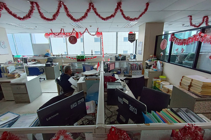 Selain itu, salah satu ASN Pemprov DKI Jakarta bernama Koharudin mengatakan tidak ada perubahan jam kerja selama pemberlakuan WFH yakni mereka tetap diwajibkan bekerja mulai pukul 07.30 WIB hingga 16.00 WIB. Para ASN juga diminta mengisi absensi kehadiran melalui aplikasi.