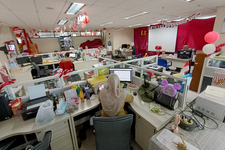 Sejumlah ruangan di Balai Kota, seperti di ruangan Badan Kepegawaian Daerah (BKD) DKI Jakarta terlihat sepi dari biasanya, sejumlah kursi tampak kosong, sementara di sisi lain ada sejumlah pegawai yang melakukan rapat secara virtual (zoom meeting).