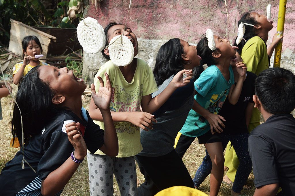 Panas terik matahari pun tak mereka hiraukan demi mengikuti lomba dan mendapatkan hadiah yang disiapkan oleh panitia. Dan meski kalah, anak-anak tersebut juga mendapatkan hadiah tanpa terkecuali. Semua pun riang gembira.