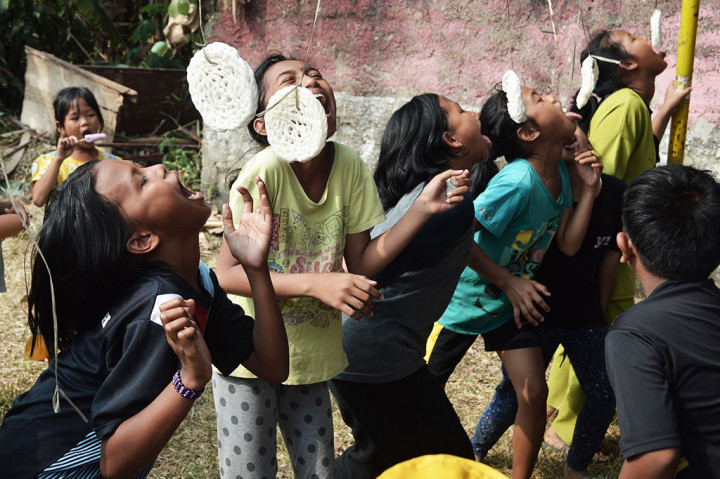 Panas terik matahari pun tak mereka hiraukan demi mengikuti lomba dan mendapatkan hadiah yang disiapkan oleh panitia. Dan meski kalah, anak-anak tersebut juga mendapatkan hadiah tanpa terkecuali. Semua pun riang gembira.