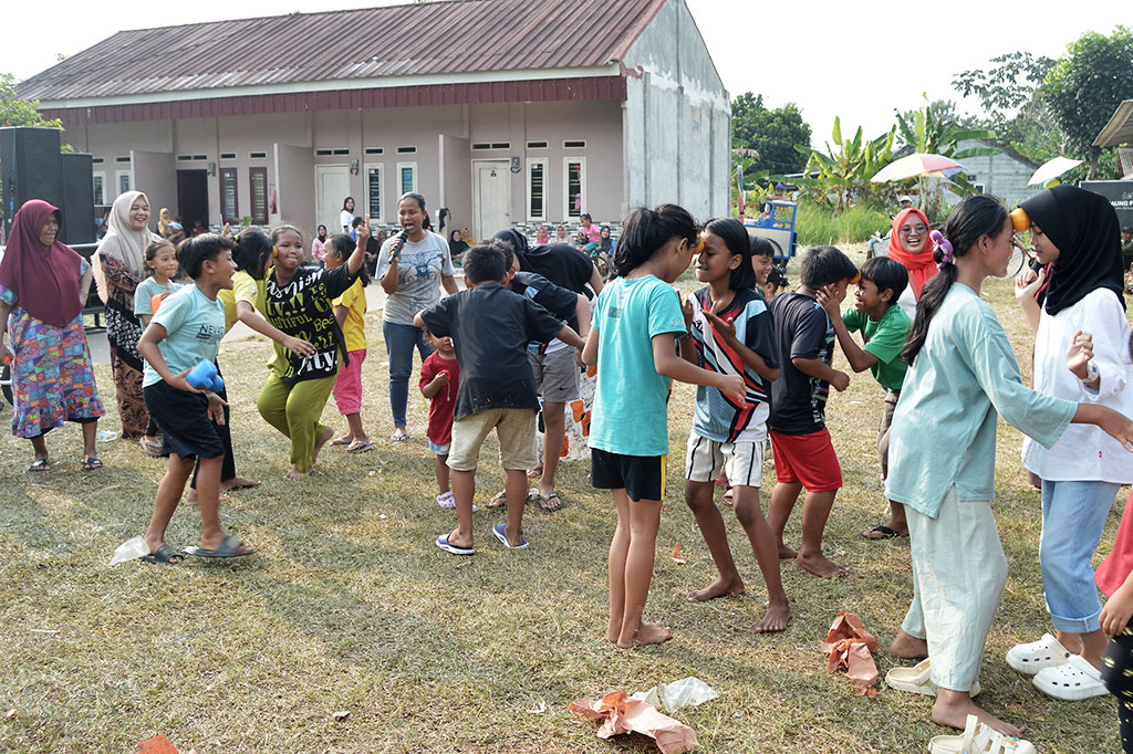 Puluhan anak berkumpul di sebuah lapangan di RT 3, RW 2, Kalisuren, Tajurhalang, Bogor, Jawa Barat untuk mengikuti berbagai lomba dalam rangka menyambut HUT ke-78 Republik Indonesia.