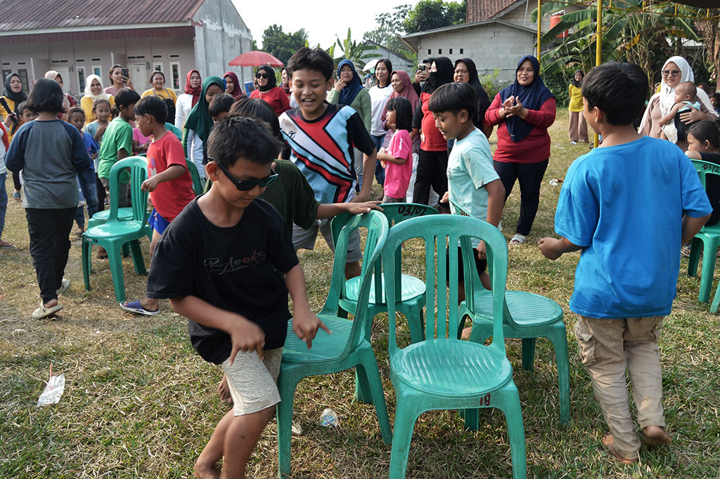 Anak-anak pun antusias mengikuti lomba-demi lomba, diselingi gelak tawa melihat rekan-rekan mereka yang bertingkah jenaka.