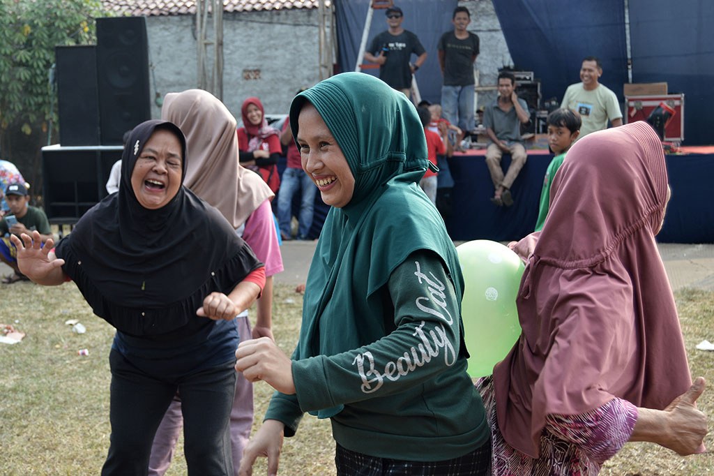 Seperti tak mau kalah dengan anak-anak, emak-emak mengikuti lomba dengan penuh semangat diselingi gelak tawa. 