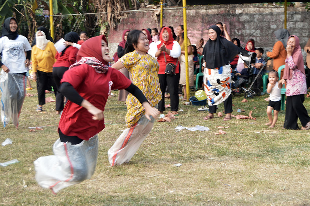 Tak kalah ketinggalan, ibu-ibu pun ikut berpartisipasi mengikuti lomba Agustusan juga di antaranya balap karung, joget balon, dan estafet tepung.