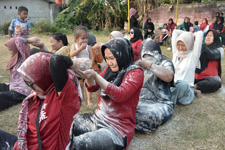 Yang paling menarik adalah lomba estafet tepung. Saking semangatnya untuk menjadi juara, emak-emak pun buru-buru memindahkan tepung ke rekan di belakangnya. Hasilnya baju yang mereka kenakan menjadi putih semua. 
