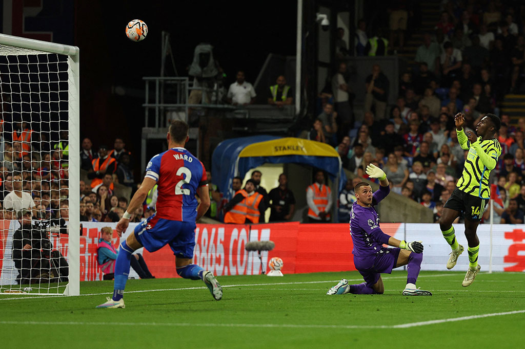 Nketiah kembali mendapat peluang bagus saat ia mencungkil bola untuk melambung dari jarak dekat, setelah mendapat operan dari Declan Rice.