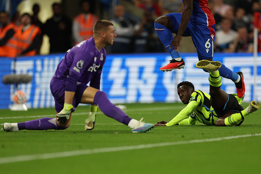 Mereka mendapatkan peluang terlebih dahulu lewat Eddie Nketiah. Sayang peluang tersebut gagal menjadi gol. Pemain 24 tahun itu melepaskan tembakan yang mengenai tiang jauh dan gagal menaklukkan Sam Johnstone.