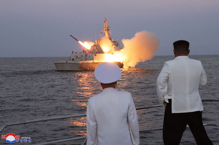 Pemimpin Korea Utara Kim Jong-Un mengunjungi unit angkatan laut dan mengawasi uji coba rudal jelajah strategis, Senin, 21 Agustus 2023, menjelang dimulainya latihan militer bersama antara Korea Selatan dan Amerika Serikat.