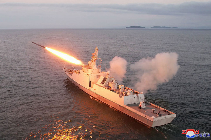 Kim menginspeksi salah satu armadanya di Laut Timur yang juga dikenal sebagai Laut Jepang, dan menyaksikan para kru melakukan latihan meluncurkan rudal jelajah strategis.