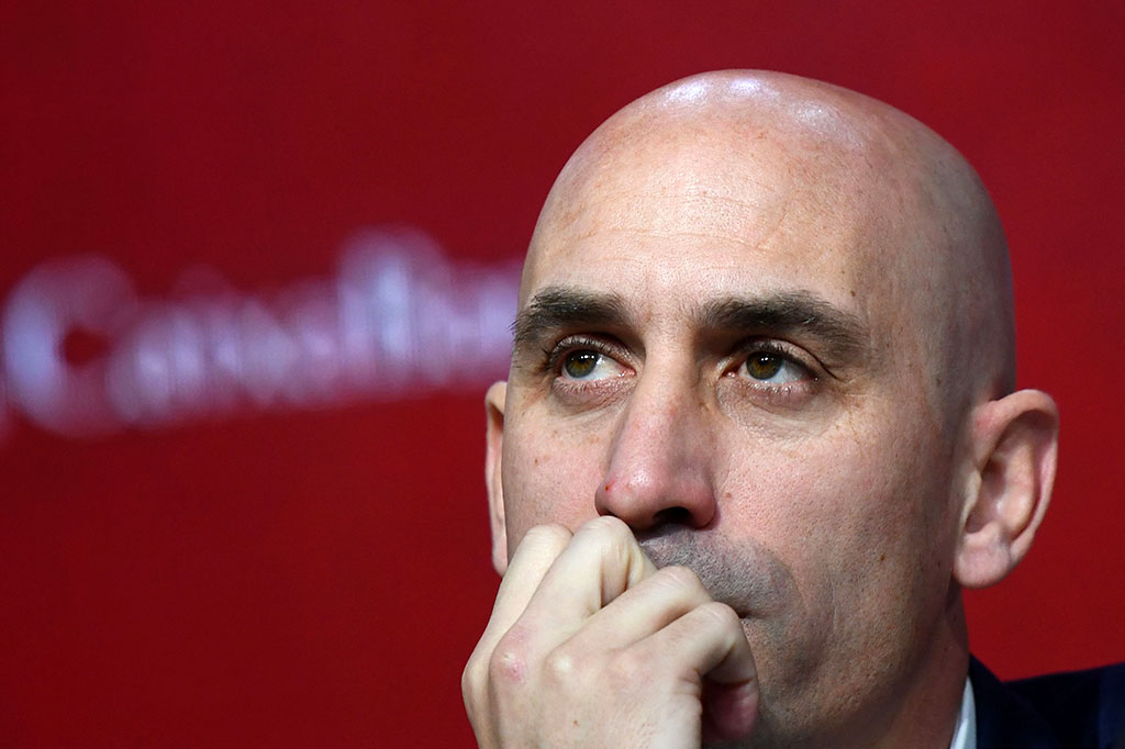 Luis Rubiales, Presiden Federasi Sepak Bola Spanyol (RFEF), Senin, 21 Agustus 2023 waktu setempat, meminta maaf karena mencium bibir pemain bintang Jenni Hermoso setelah timnas Spanyol memenangi Piala Dunia Wanita 2023.