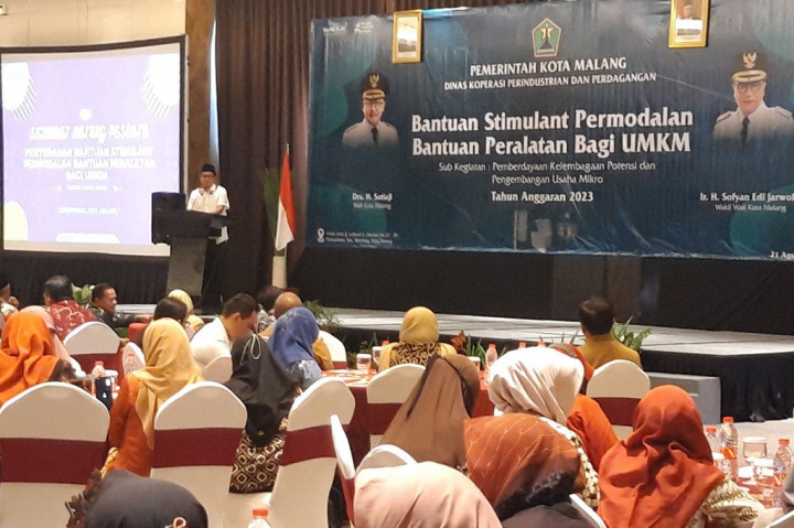 Pemerintah Kota Malang, Jawa Timur, menyalurkan bantuan modal berupa peralatan kerja kepada UMKM. Bantuan 18 item peralatan kerja itu untuk 200 pelaku usaha bersumber dari APBD.