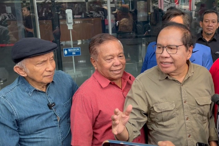 Puluhan orang bersama dengan mantan Menteri Koordinator Bidang Maritim dan Sumber Daya Indonesia Rizal Ramli dan Ketua Majelis Syuro Partai Ummat Amien Rais menggeruduk Komisi Pemberantasan Korupsi (KPK) hari ini, 21 Agustus 2023. Mereka mendesak Lembaga Antirasuah menyelesaikan masalah korupsi, kolusi, dan nepotisme (KKN) di Indonesia dituntaskan.