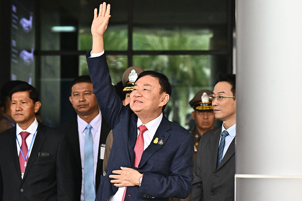 Mantan pemimpin Thailand, Thaksin Shinawatra, kembali ke negaranya pada hari Selasa, 22 Agustus 2023, setelah 15 tahun di pengasingan dan beberapa jam sebelum parlemen memilih perdana menteri baru.