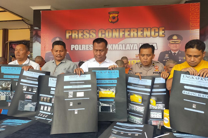 Ia mengatakan, operasi antik yang dilakukan dalam kurun waktu 2 bulan Juli dan Agustus  berhasil menangkap 18 orang tersangka dari beberapa lokasi berinisial DY, AH, DS, RJ, RS, CS, HS, DR, IK, AN, RA, SG, RY, SD, AG, RSM, TP dan HA. Sedangkan, pengerebekan berhasil menangkap 6 orang tersangka berinisial DS, RS, CS, HS, AN dan perempuan RA.