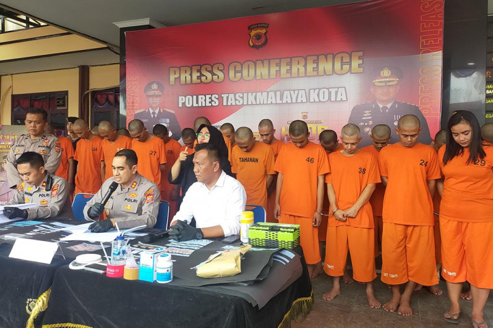 Satuan Narkoba Polres Tasikmalaya Kota telah berhasil menangkap 24 orang tersangka peredaran narkotika dan obat terlarang berada di Kota Tasikmalaya. Penangkapan tersebut, dilakukan dengan mengerebek sebuah rumah kontrakan di Kecamatan Indihiang dan operasi antik salah satunya seorang perempuan.