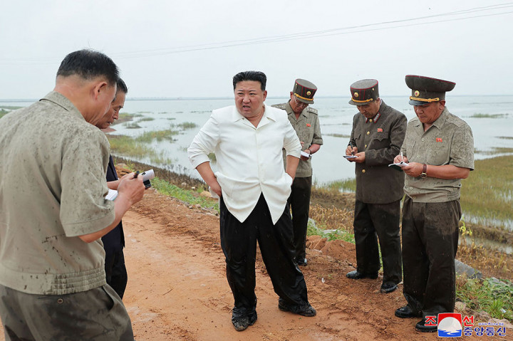 Kim Jong Un mengecam penanganan banjir yang dilakukan kabinetnya dan menyalahkan mereka atas kerusakan akibat badai yang melanda negara yang terisolasi tersebut baru-baru ini.