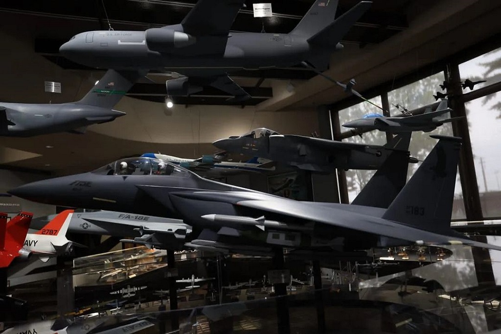 Dalam acara itu, Prabowo berkeliling ke hanggar Boeing untuk melihat produksi F-15. Dia juga menyempatkan diri naik ke dalam pesawat tempur itu dan berfoto.