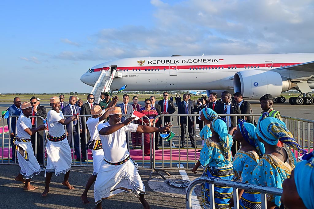 Dari Bandara Internasional Julius Nyerere, Presiden Jokowi dan rombongan langsung menuju hotel tempatnya bermalam selama di Tanzania. Di hotel tersebut, Presiden Jokowi disambut oleh sejumlah pegawai KBRI Dar Es Salaam dan perwakilan masyarakat Indonesia di Tanzania.