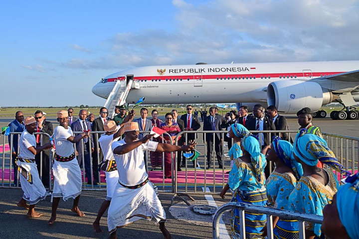 Dari Bandara Internasional Julius Nyerere, Presiden Jokowi dan rombongan langsung menuju hotel tempatnya bermalam selama di Tanzania. Di hotel tersebut, Presiden Jokowi disambut oleh sejumlah pegawai KBRI Dar Es Salaam dan perwakilan masyarakat Indonesia di Tanzania.