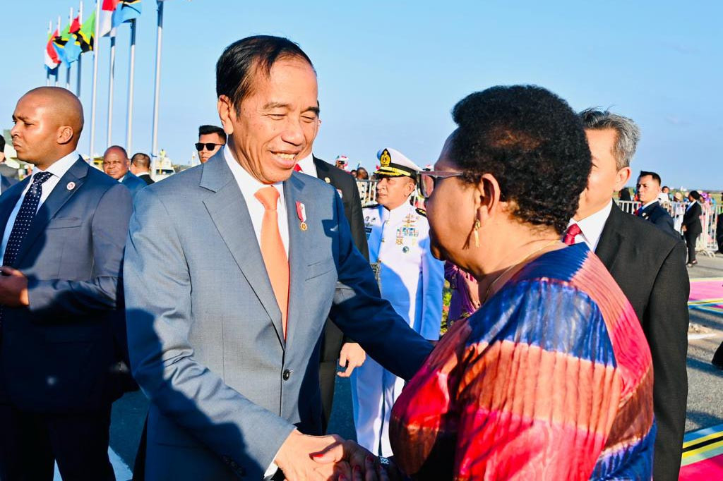 Di bawah tangga pesawat, Presiden Jokowi disambut langsung oleh Menteri Luar Negeri Tanzania Stergomena Tax, Duta Besar RI di Dar Es Salaam Tri Yogo Jatmiko beserta Ibu Ratna Jayanti Jatmiko, dan Atase Pertahanan RI di Pretoria Kolonel Mar Burhanuddin beserta Ibu Witha Anugrah. Presiden Jokowi kemudian diberikan karangan bunga oleh seorang anak Tanzania.