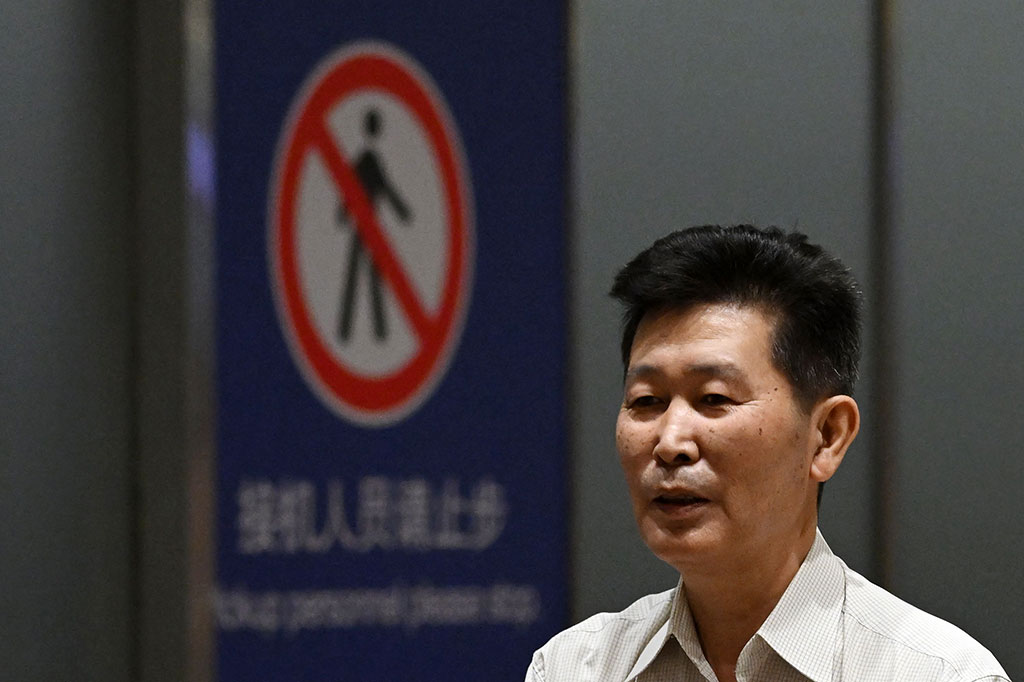 Salah satunya diidentifikasi oleh analis situs spesialis NK News Colin Zwirko sebagai Jenderal Kim Jin, yang menurut media Tiongkok pernah menjabat sebagai atase militer di Beijing. Tidak ada yang berbicara kepada media.