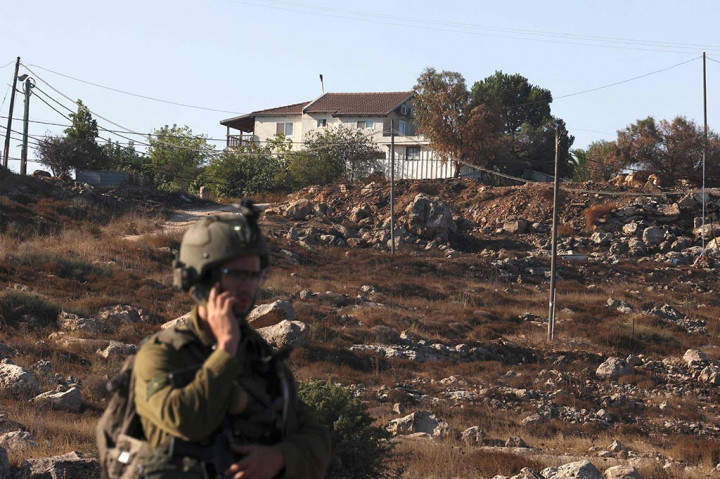 Pasukan Israel pada Selasa, 22 Agustus 2023 menangkap dua warga Palestina yang diduga menembak mati seorang pemukim Israel di dekat Hebron di Tepi Barat yang diduduki, tempat kekerasan meningkat sejak awal tahun lalu.