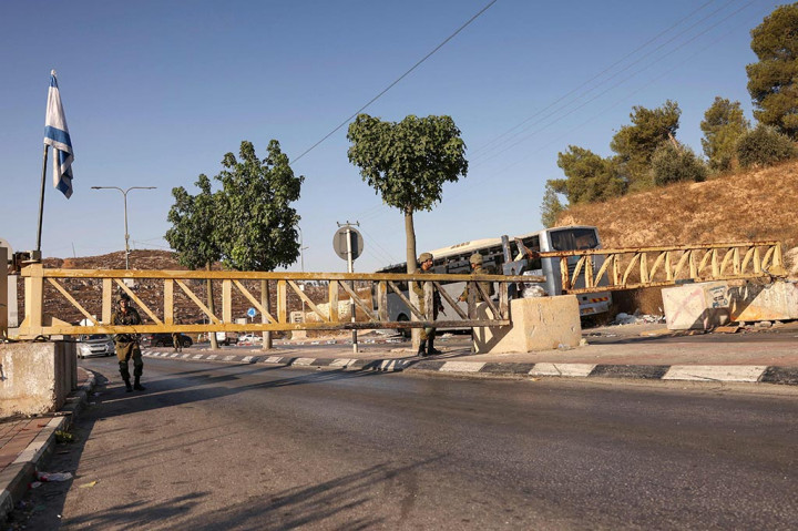 Putrinya tidak terluka tetapi pria tersebut terluka dan berada dalam kondisi serius, kata tentara dan petugas medis Israel.