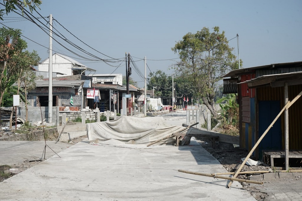 Proyek betonisasi ruas jalan Desa Banjarsari-Damarsi Kecamatan Buduran Kabupaten Sidoarjo sepanjang 1,8 kilometer sudah memasuki tahap pengecoran pondasi lapis bawah. Progresnya sudah mencapai 14 persen. Proyek jalan akses antar desa tersebut ditargetkan rampung pada akhir Desember 2023.