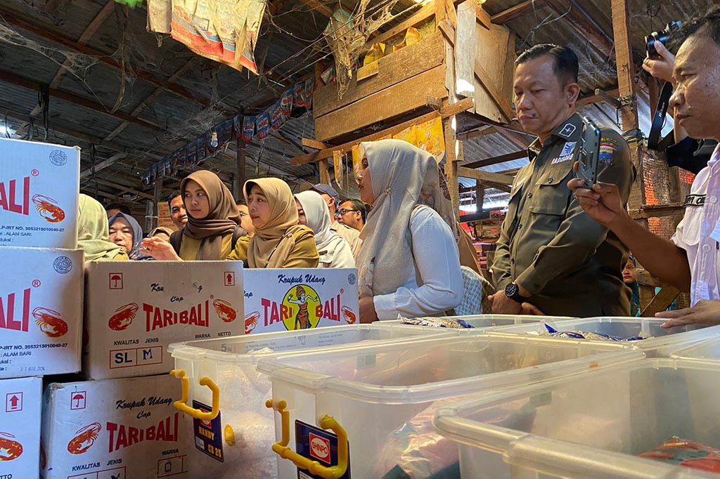 Harga beras premium di pasar KM 5 Palembang mengalami kenaikan yang cukup tinggi. Dari sebelumnya hanya Rp12.000 per kilogram, kini sudah mencapai Rp14.500 per kilogram. Kenaikan harga beras ini terjadi sudah hampir sepekan terakhir.
