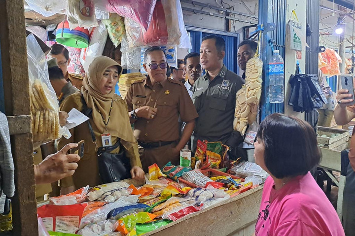 Fendi, Pemilik Toko Beras Jaya di Pasar KM 5, mengatakan, karena beras premium cukup tinggi kenaikannya, masyarakat kini banyak yang membeli beras Bulog karena dijual dengan harga yang sudah ditentukan jauh lebih murah Rp9.450 per kilogramnya.