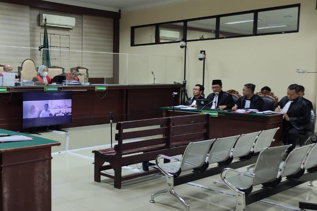 Sidang perdana dengan agenda pembacaan dakwaan oleh Jaksa Penuntut Umum Kejaksaan Negeri Surabaya. Namun sidang tidak menghadirkan terdakwa langsung, karena dia menjalani sidang virtual dari Rutan Kejati Jatim. 