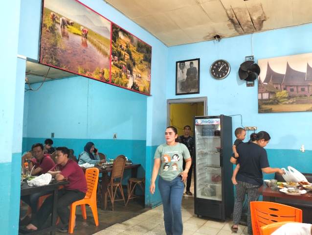 Uda Eri memajang foto Soekarno sebagai Bapak Bangsa Indonesia. (Foto: Dok. Medcom.id/Yatin Suleha)
