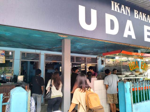 Jam makan siang yang dipenuhi orang yang ingin menikmati aneka makanan di Ikan Bakar Uda Eri. (Foto: Dok. Medcom.id/Yatin Suleha)
