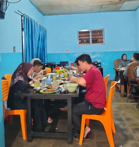 Suasana di dalam rumah makan Ikan Bakar Uda Eri. (Foto: Dok. Medcom.id/Yatin Suleha)
