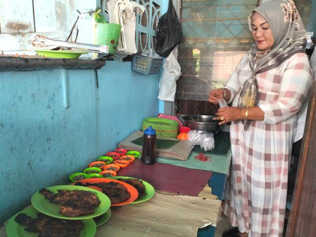 Ikan nila bakar dan gurame yang sedang dipersiapkan. (Foto: Dok. Medcom.id/Yatin Suleha)
