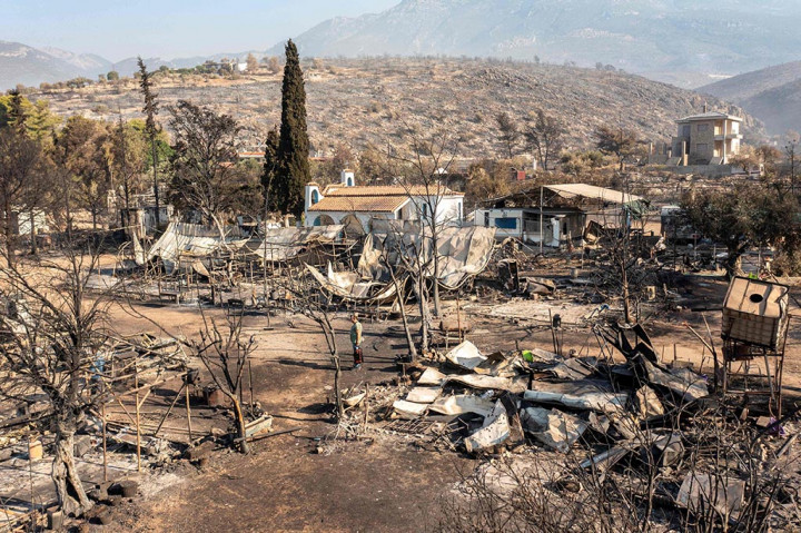 Api menyebar tanpa terkendali di timur laut Yunani serta pulau Evia dan Kythnos serta wilayah Boeotia di utara Athena, di tengah kombinasi angin kencang dan suhu yang mencapai 41 derajat Celsius (106 Fahrenheit) yang berbahaya.