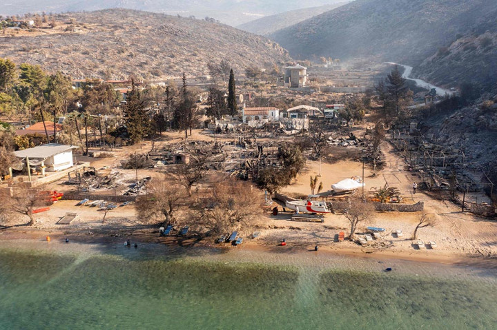 Yunani pada hari Selasa, 22 Agustus 2023 berjuang untuk mengendalikan kebakaran hutan di seluruh negeri yang telah menewaskan dua orang dan memaksa evakuasi secara luas dalam gelombang kebakaran mematikan kedua dalam sebulan.