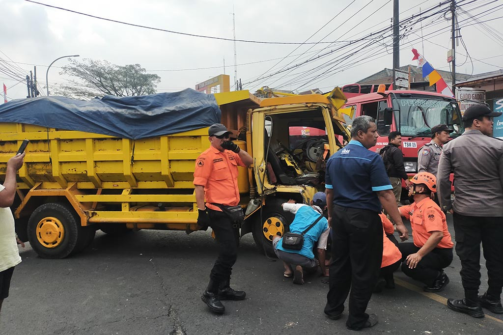 Kecelakaan yang melibatkan dua kendaraan tepat berada di depan Hotel Srikandi membuat dua jalan Tasikmalaya menuju arah Bandung mengalami kemacetan karena petugas BPBD Kota Tasikmalaya, warga dan Polisi berusaha menarik truk penangkut material batu. Akan tetapi, usaha yang dilakukan harus menunggu mobil derek karena sulit memutarkan ban di bagian sebelah kanan.