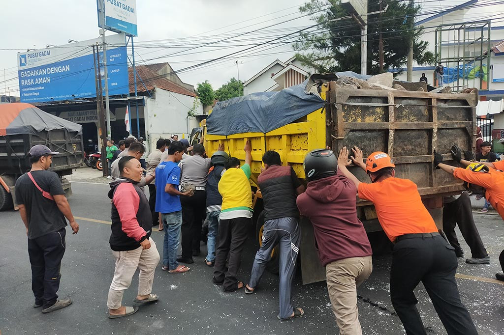 Pantauan di lokasi kejadian tersebut terjadi antara dua truk pengangkut material batu dan truk angkutan ban, terlibat kecelakaan hingga kedua kendaraan telah memakan badan jalan dengan posisi berada di tengah. Namun, arus kendaraan dari arah Ciamis menuju Bandung melalui Jalan RE Martadinata sempat ditutup di Jalan Mitra Batik dan menyebabkan arus kendaran kemacetan panjang.