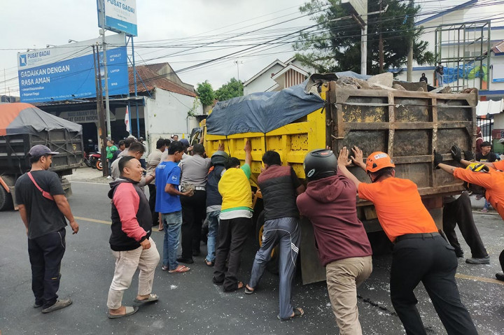 Pantauan di lokasi kejadian tersebut terjadi antara dua truk pengangkut material batu dan truk angkutan ban, terlibat kecelakaan hingga kedua kendaraan telah memakan badan jalan dengan posisi berada di tengah. Namun, arus kendaraan dari arah Ciamis menuju Bandung melalui Jalan RE Martadinata sempat ditutup di Jalan Mitra Batik dan menyebabkan arus kendaran kemacetan panjang.