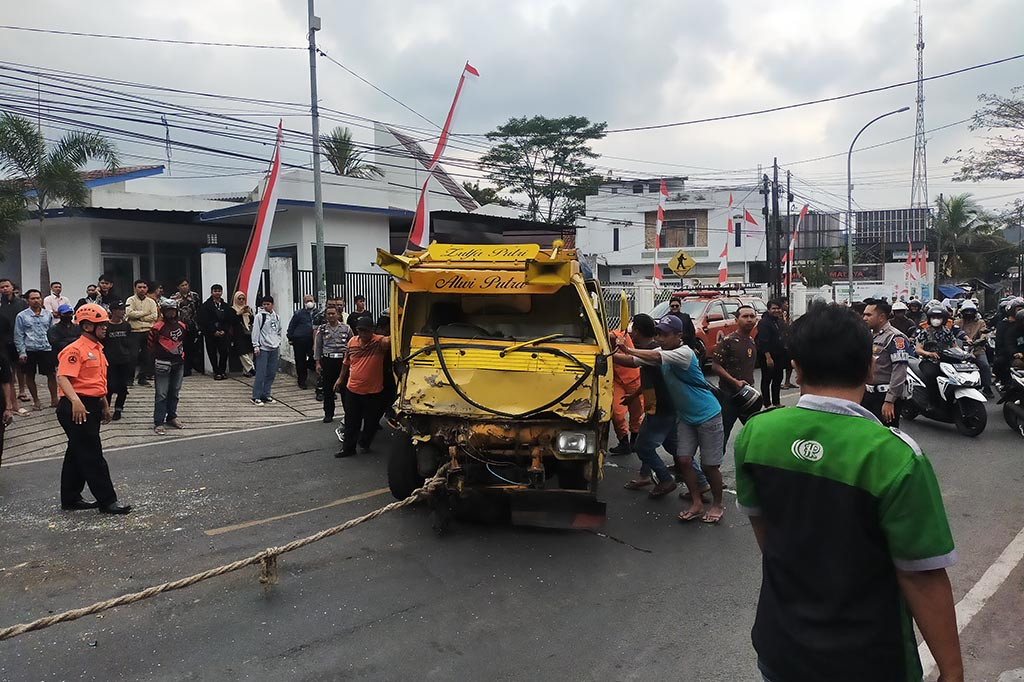 Truk pengangkut material batu nomer polisi E 9026 W terlibat kecelakaan dengan truk nomer polisi N 8740 AT di ruas jalan RE Martadinata, Kecamatan Indihiang, Kota Tasikmalaya, Jawa Barat. Kecelakaan tersebut terjadi, Selasa, 22 Agustus 2023 sekitar pukul 14.25 WIB mengakibatkan seorang supir terpaksa dilarikan ke RS TMC.