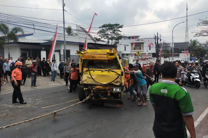 Truk pengangkut material batu nomer polisi E 9026 W terlibat kecelakaan dengan truk nomer polisi N 8740 AT di ruas jalan RE Martadinata, Kecamatan Indihiang, Kota Tasikmalaya, Jawa Barat. Kecelakaan tersebut terjadi, Selasa, 22 Agustus 2023 sekitar pukul 14.25 WIB mengakibatkan seorang supir terpaksa dilarikan ke RS TMC.