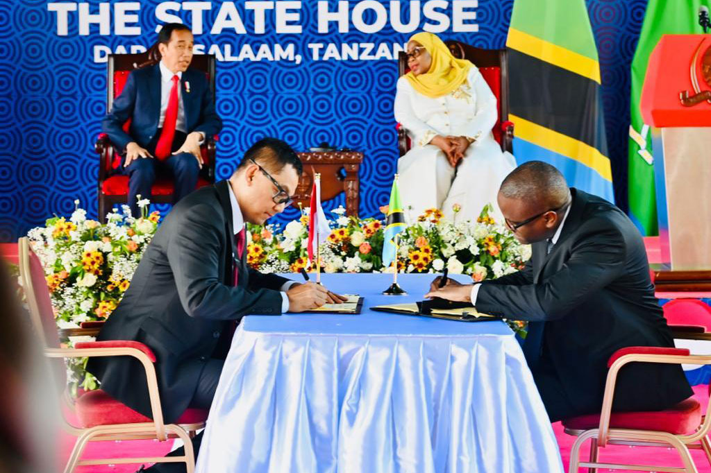 Selain itu, Jokowi juga menyampaikan keinginan Indonesia meningkatkan investasi di Tanzania, termasuk pengelolaan blok gas di Teluk Mnazi, Tanzania, oleh BUMN Indonesia serta pengelolaan gas alam menjadi bahan kimia dan pupuk.