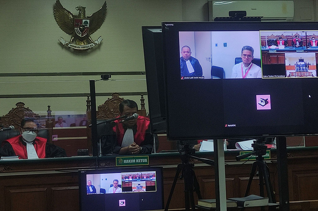 Bupati Bangkalan (Nonaktif) Abdul Latif Amin Imron divonis 9 tahun penjara oleh majelis hakim Pengadilan Tipikor Surabaya di Jalan Raya Juanda Kabupaten Sidoarjo, Selasa, 22 Agustus 2023 malam. Ra Latif tersandung dugaan kasus jual beli jabatan dan gratifikasi di lingkungan Pemkab Bangkalan.