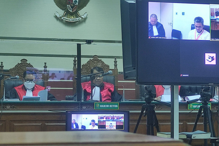 Majelis juga masih menambah hukuman pada terdakwa, yaitu tidak boleh dipilih menjadi pejabat publik selama 5 tahun. 
